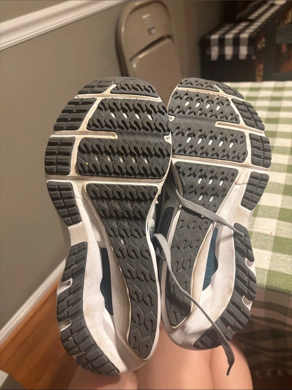 Mizuno Gray and White Women's Athletic Running Shoes wave inspire 17